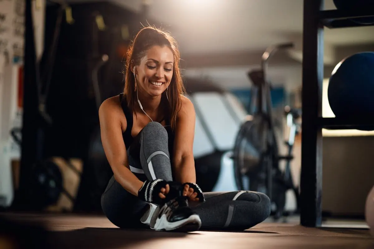 Mulher sorrindo se preparando pro treino
